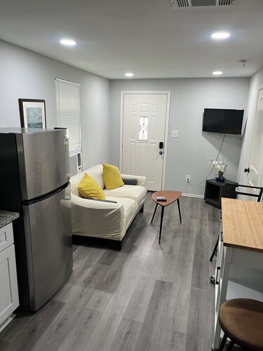Cozy One bedroom Minutes from Downtown