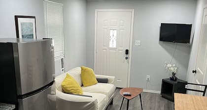 Cozy One bedroom Minutes from Downtown