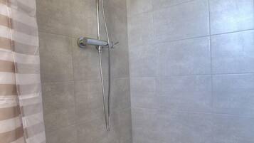 Een douche, een haardroger