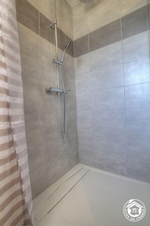 Shower, hair dryer - Gîte du Soja - Chazey-sur-ain (CHAZEY-SUR-AIN)