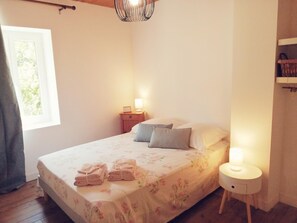 4 bedrooms, iron/ironing board, free WiFi, bed sheets