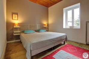 4 bedrooms, iron/ironing board, free WiFi, bed sheets
