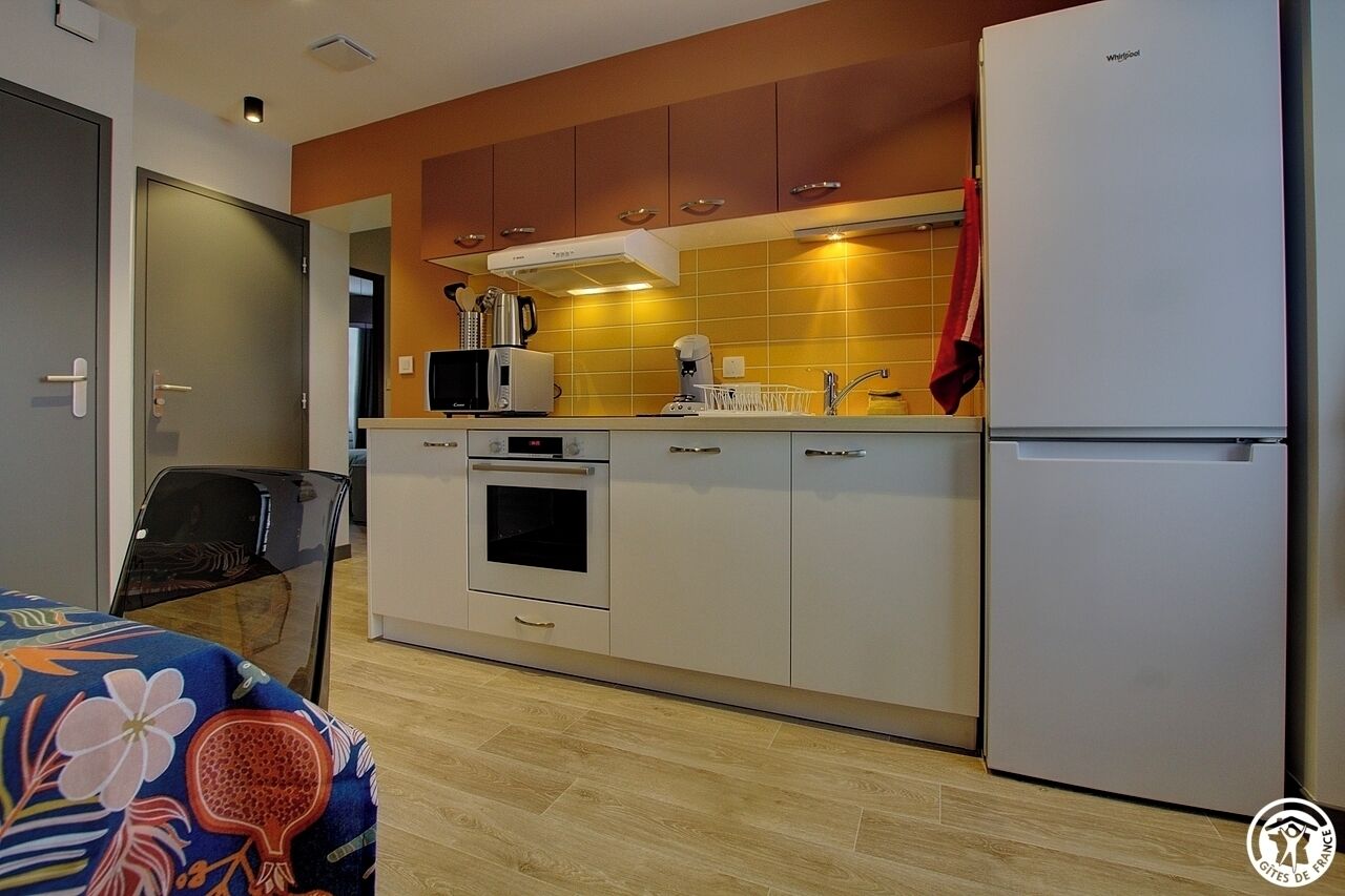 Mikroaaltouuni, uuni, astianpesukone, kahvin-/teenkeitin