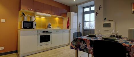 Een microgolfoven, een oven, een vaatwasser