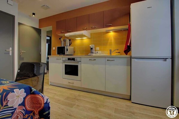 Microwave, oven, dishwasher, coffee/tea maker