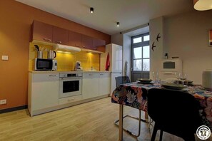 Microwave, oven, dishwasher, coffee/tea maker