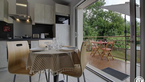 A modern kitchen with a dining area. - Gîte du Buizin - Vaux-en-bugey (VAUX-EN-BUGEY)