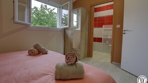1 bedroom, iron/ironing board, free WiFi, bed sheets - Gîte du Buizin - Vaux-en-bugey (VAUX-EN-BUGEY)
