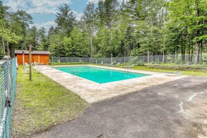 Pool - Ski getaway with pool, sauna, covered balcony, W/D access, & internet (Mendon)