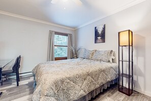 2 bedrooms, internet, bed sheets - Ski getaway with pool, sauna, covered balcony, W/D access, & internet (Mendon)