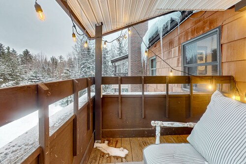 Ski getaway with pool, sauna, covered balcony, W/D access, & internet