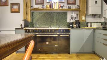 Een microgolfoven, een oven, een vaatwasser