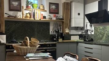 Een microgolfoven, een oven, een vaatwasser