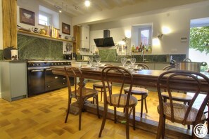 Micro-ondes, four, lave-vaisselle, cafetière/bouilloire