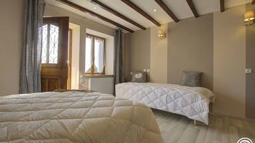 2 bedrooms, iron/ironing board, free WiFi, wheelchair access