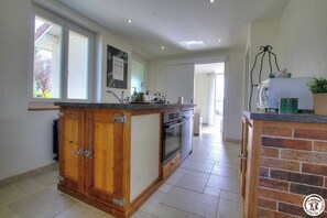Microwave, oven, dishwasher, coffee/tea maker
