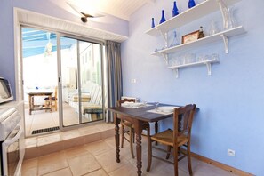 Mikroaaltouuni, uuni, kahvin-/teenkeitin, leivänpaahdin