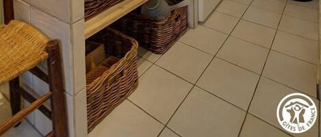 Oven, coffee/tea maker, toaster, cookware/dishes/utensils