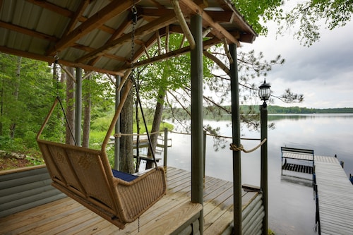 All-seasons lakefront cabin with dock, wood fireplace, kitchen, kayaks, & AC