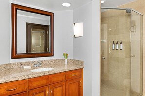 Hair dryer, towels, soap, shampoo - Beautiful, spacious 1 BR villa in Palm Desert. Perfect for Stagecoach Festival. (Palm Desert)