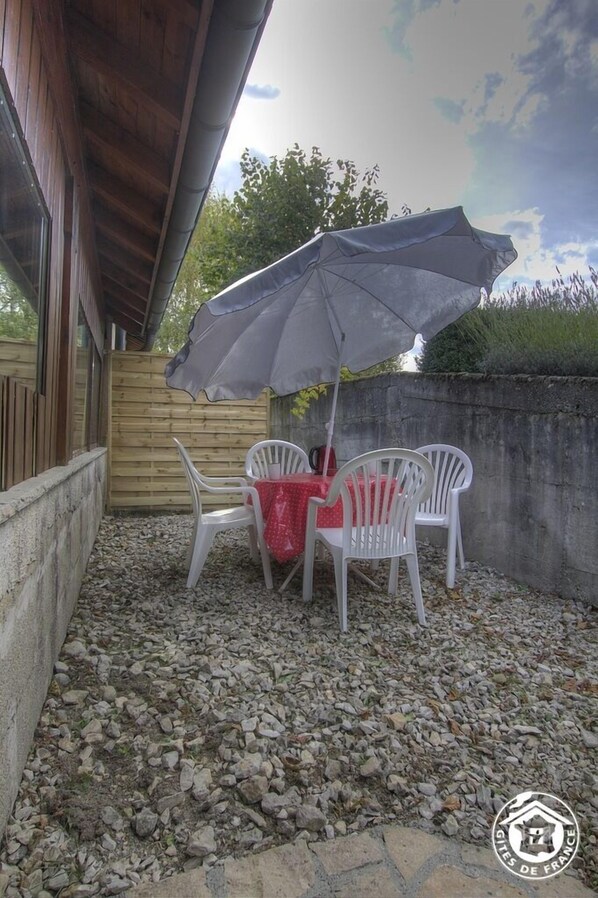 Outdoor dining - Se Ressourcer Dans les Montagnes du Jura (MONTANGES)