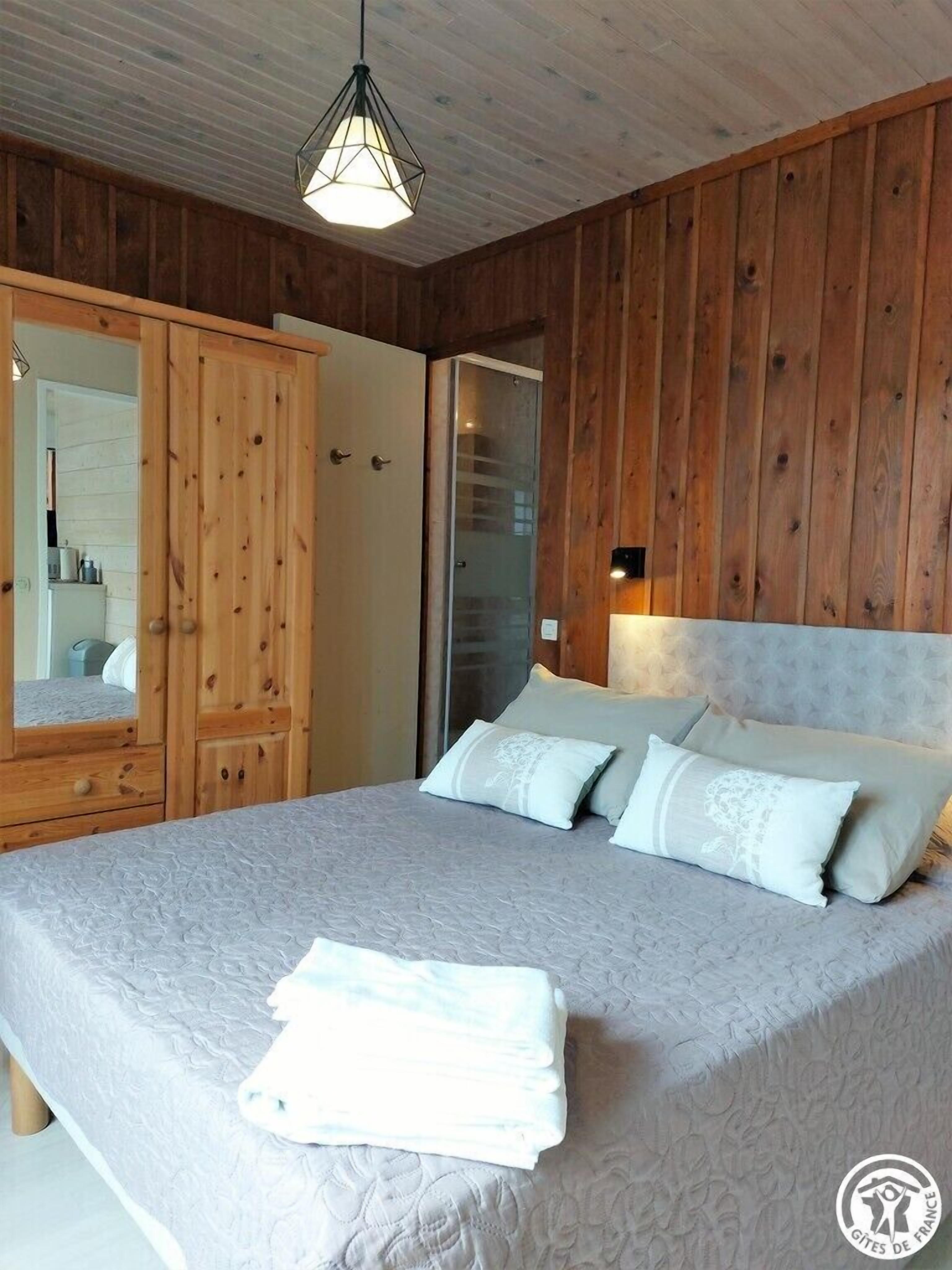 1 chambre, fer et planche à repasser