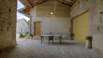 屋外ダイニングエリア