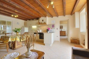 Mikrowelle, Ofen, Geschirrspüler, Wasserkocher mit Kaffee-/Teezubehör