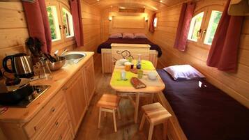 Tabla de planchar con plancha, wifi gratis y ropa de cama