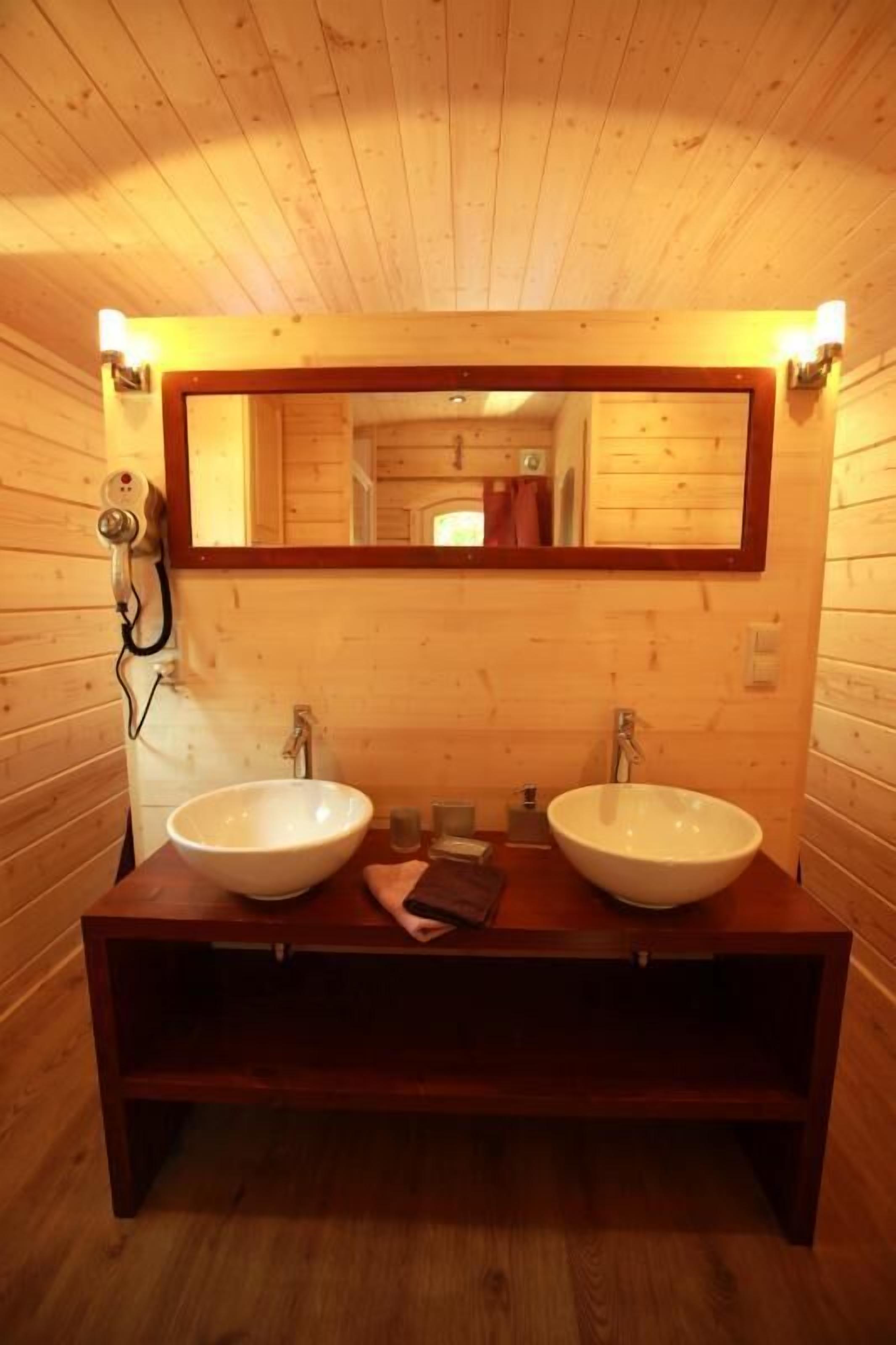 votre espace sanitaire situé à l'arrière du couchage, avec sèche cheveux.