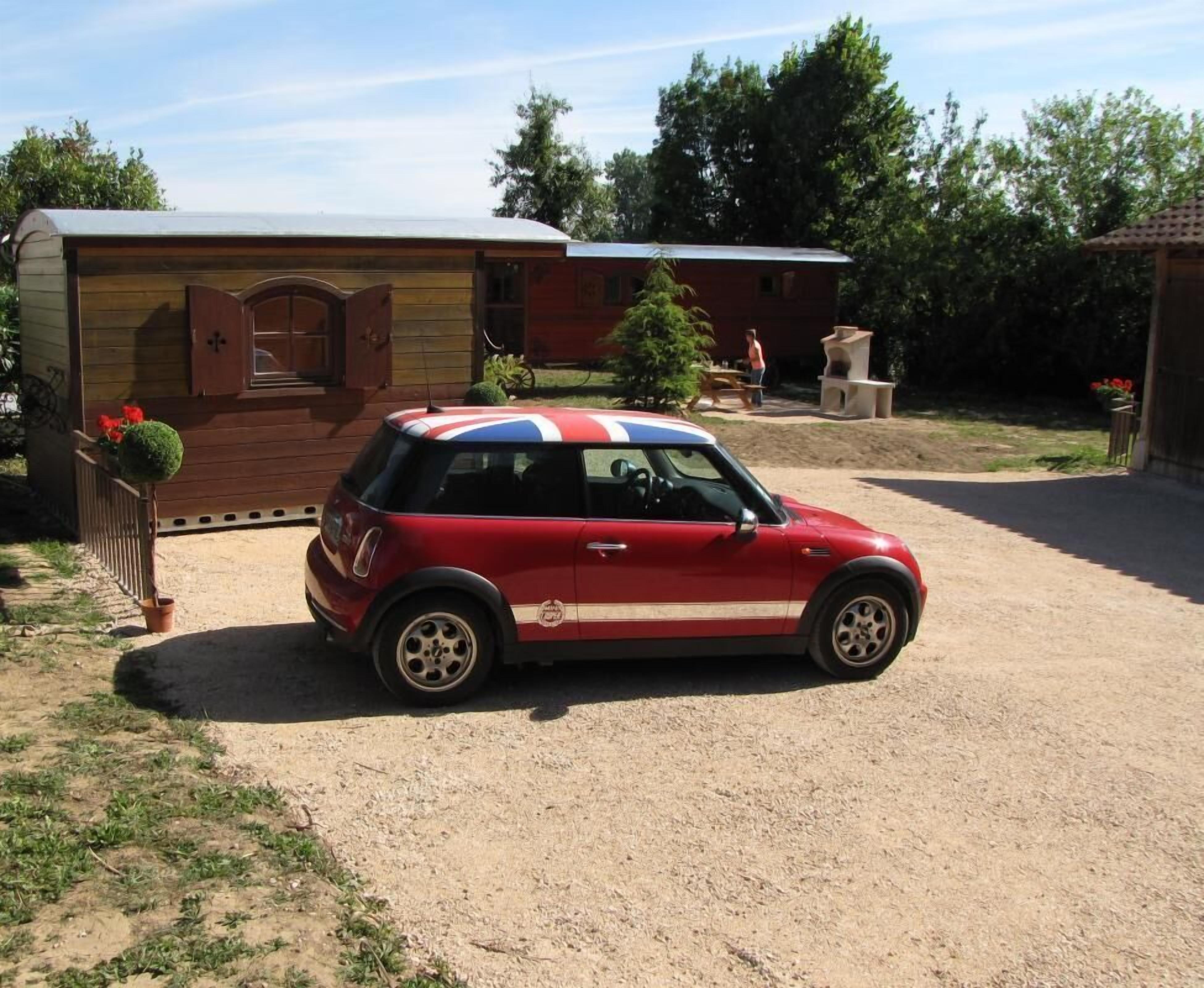 La roulotte "buanderie" commune aux deux gîtes avec son parking (toutes tailles de voiture !)