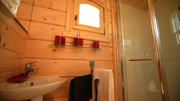 Douche, sèche-cheveux, serviettes fournies