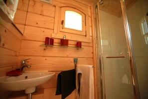 Douche, séchoir à cheveux, serviettes fournies