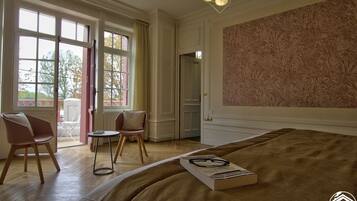 6 bedrooms, iron/ironing board, free WiFi, bed sheets