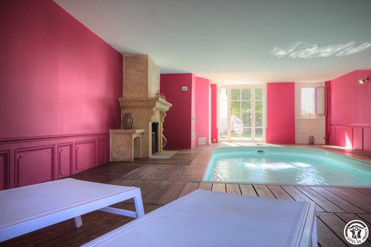 Een binnenzwembad en een verwarmd zwembad