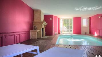 Een binnenzwembad en een verwarmd zwembad