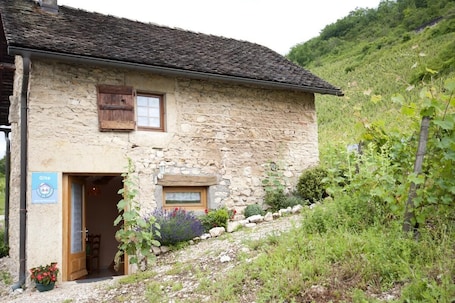 Extérieur. Au Caveau d'Oncin - MONTAGNIEU