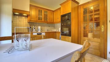 Microwave, oven, dishwasher, coffee/tea maker