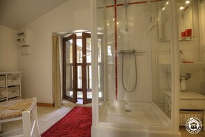 Douche, sèche-cheveux