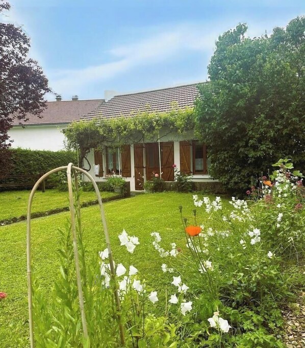 A house with a garden, a white exterior, and a tiled roof. - Futin - Outriaz - Gîte (OUTRIAZ)