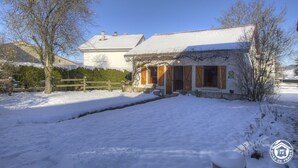A snow-covered property with a white building, a wooden fence, and a small stream. - Futin - Outriaz - Gîte (OUTRIAZ)