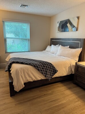 3 bedrooms, desk, iron/ironing board, free WiFi - Perfect Location - 5 minute walk to Cubs Stadium! (Mesa)