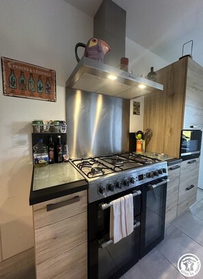 Microondas, horno, lavavajillas, cafetera/tetera