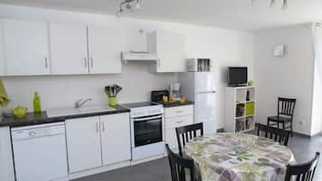 Microwave, dishwasher, coffee/tea maker, toaster