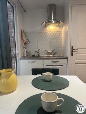 Micro-ondes, four, lave-vaisselle, cafetière/bouilloire