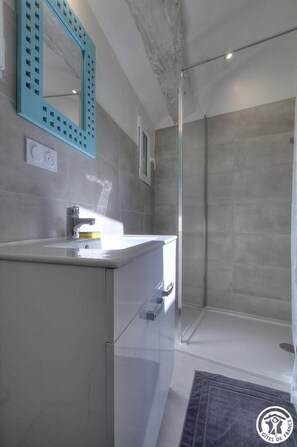 Dusche, Haartrockner, HandtĂŒcher