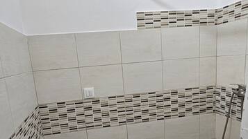 Ducha, secador de pelo, bidet, toallas