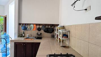 Habitación clásica, notificación por teléfono o timbre, vistas al patio | Cocina privada | Horno, tostadora, licuadora y artículos de limpieza