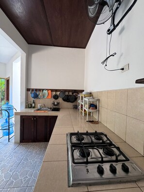 Habitación clásica, notificación para personas con discapacidad auditiva, vista al patio | Cocina privada | Horno, tostadora, licuadora y artículos de limpieza
