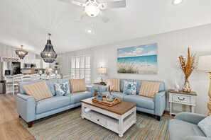 Hus, flere senger, terrasse, hageutsikt (307 Laguna St) | Oppholdsområde | En 50-tommers Flatskjerm-TV med digitale kanaler